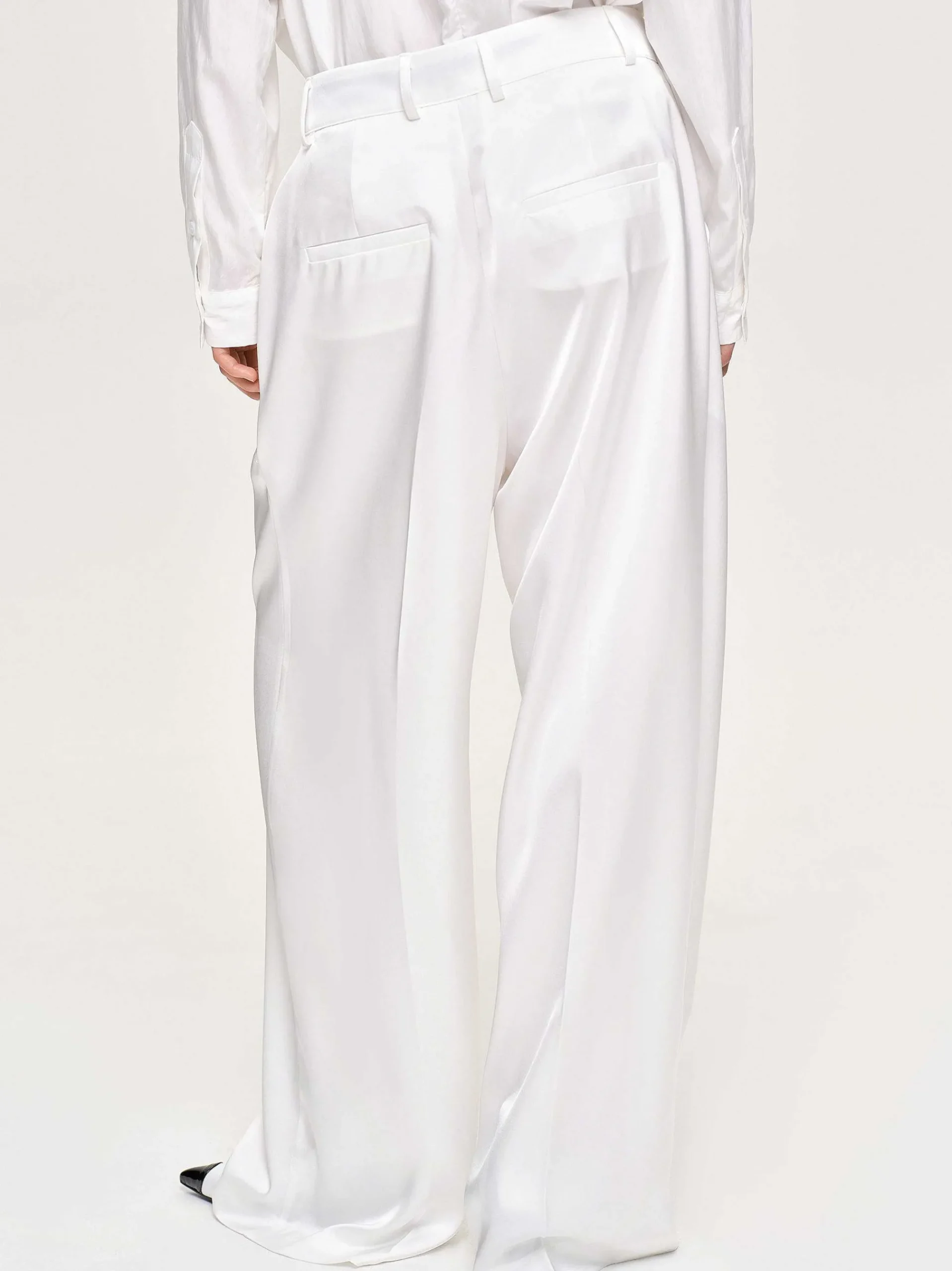 Source Unknown Bas-Pantalon Taiamo Fluide Satin, Blanc