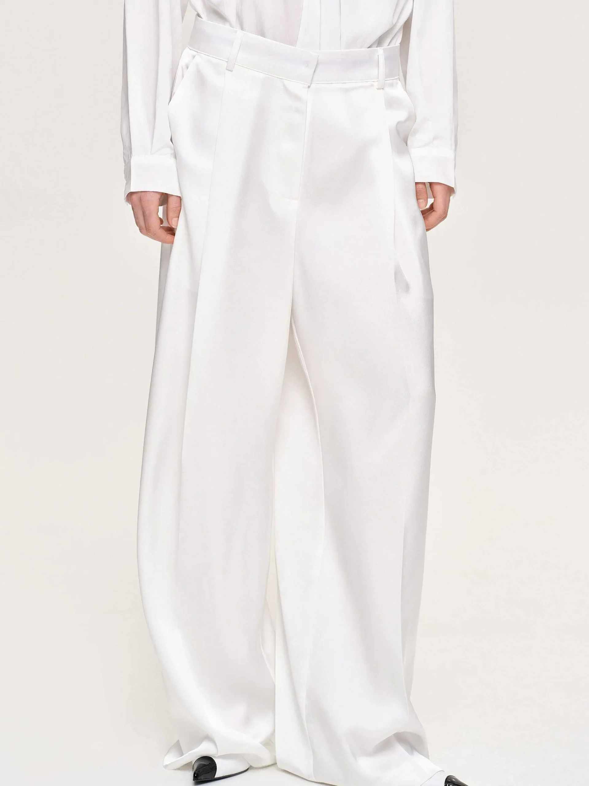 Source Unknown Bas-Pantalon Taiamo Fluide Satin, Blanc