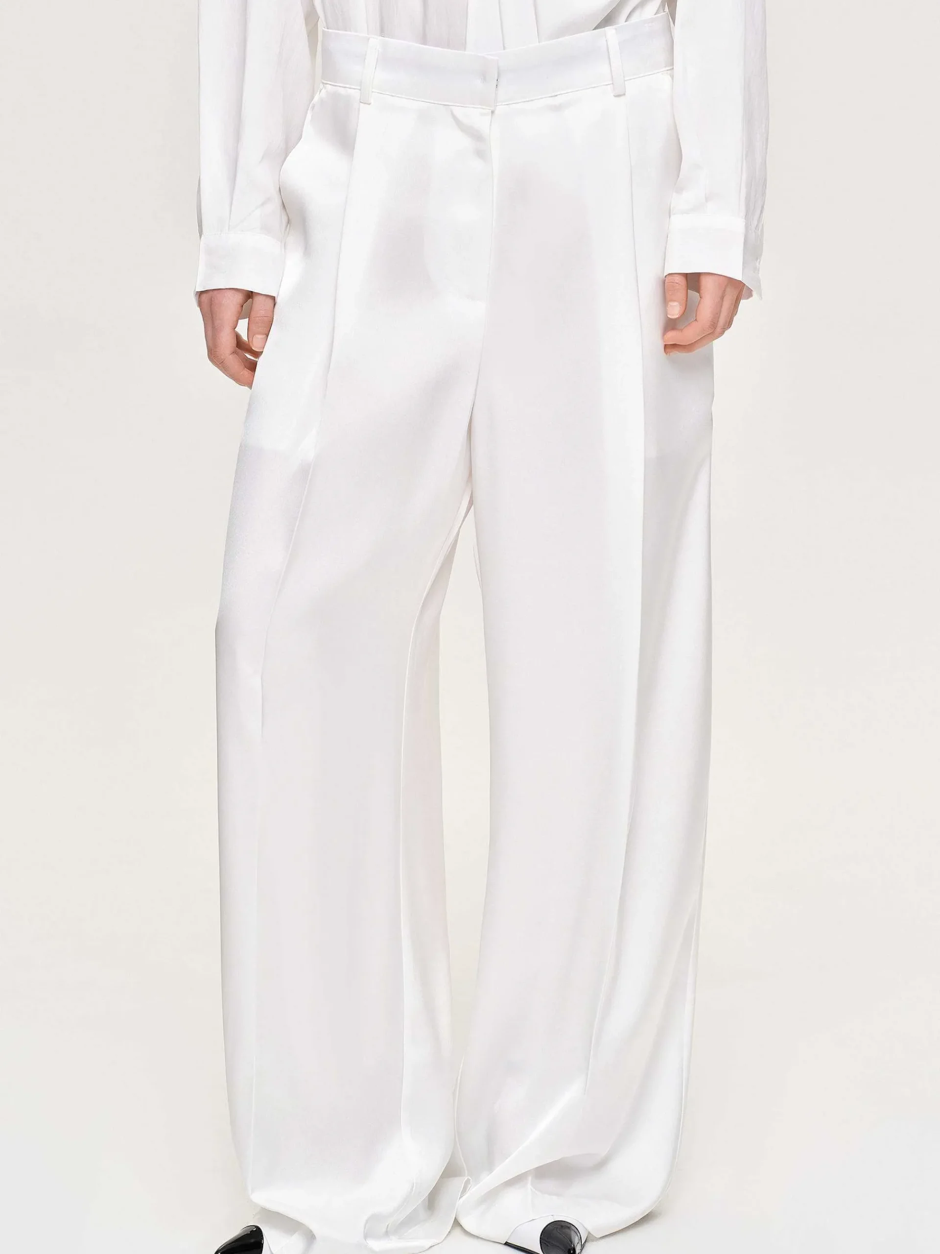 Source Unknown Bas-Pantalon Taiamo Fluide Satin, Blanc
